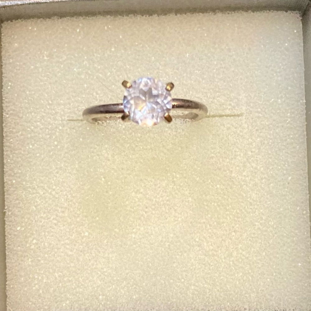 Elegant Silver Ring with Clear Gemstone